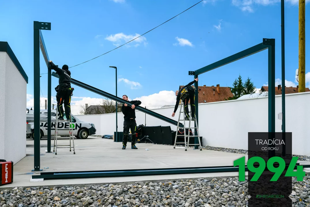 Montážnici montujú pergolu