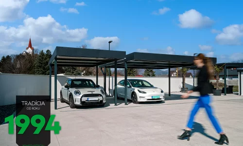 Zaparkované autá pod prístreškami