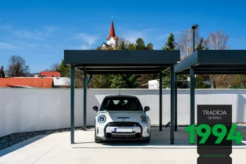 Auto pod prístreškom pre jedno auto