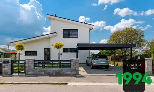 Prístrešok pri dome na hranici pozemku za plotom