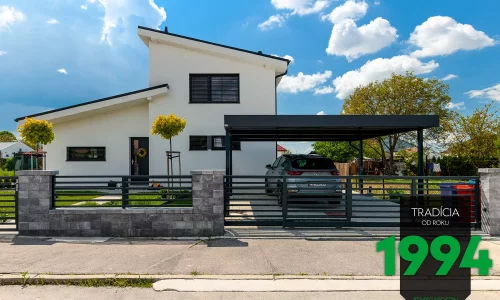 Zavretá brána pred prístreškom