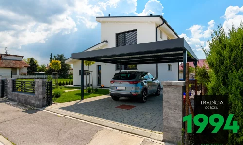 Automobil pod prístreškom