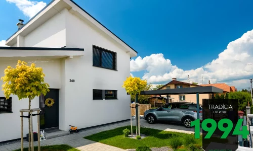 Auto zaparkované pod prístreškom