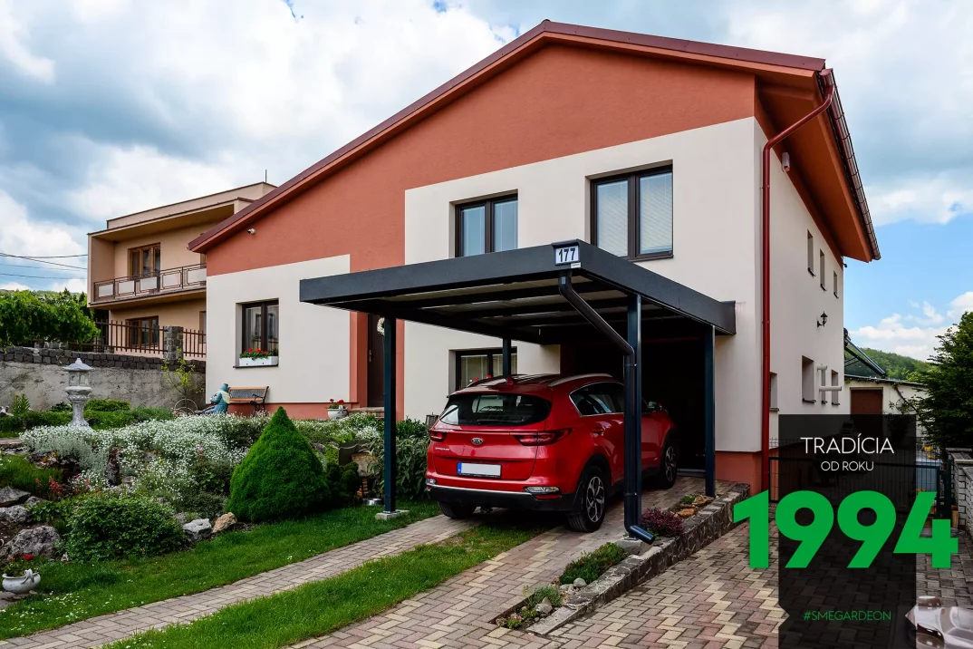 Červené auto pod prístreškom