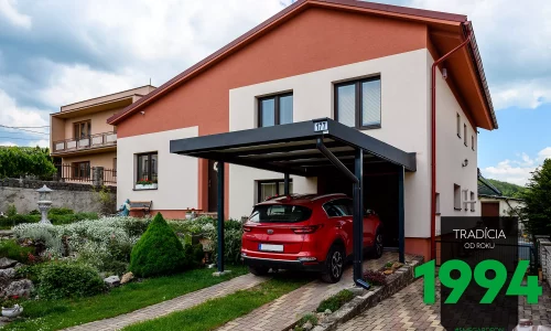 Červené auto pod prístreškom