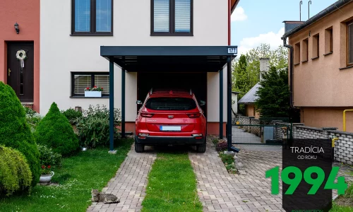 Červené auto pod prístreškom pre jedno auto