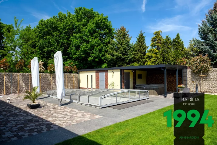 Domček s prístreškom pri veľkom bazéne