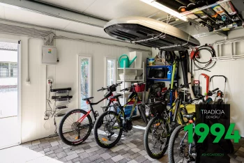 Bicykle uložené v domčeku