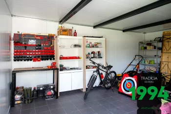 Regále a ponk v domčeku