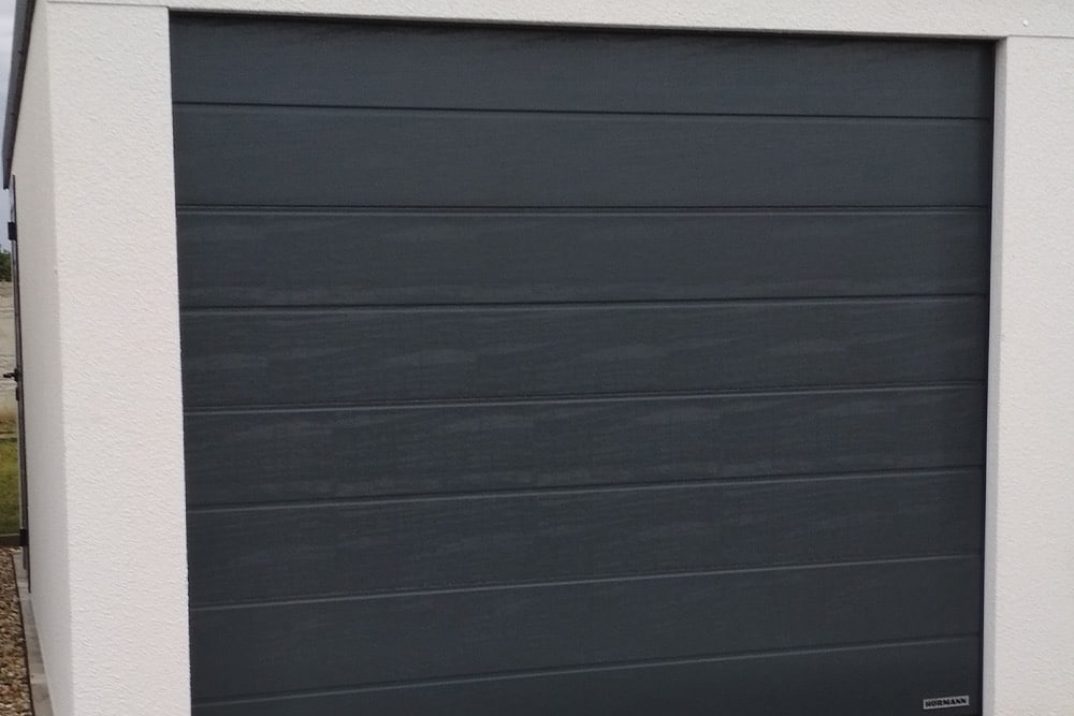 Garáž v bielej omietke