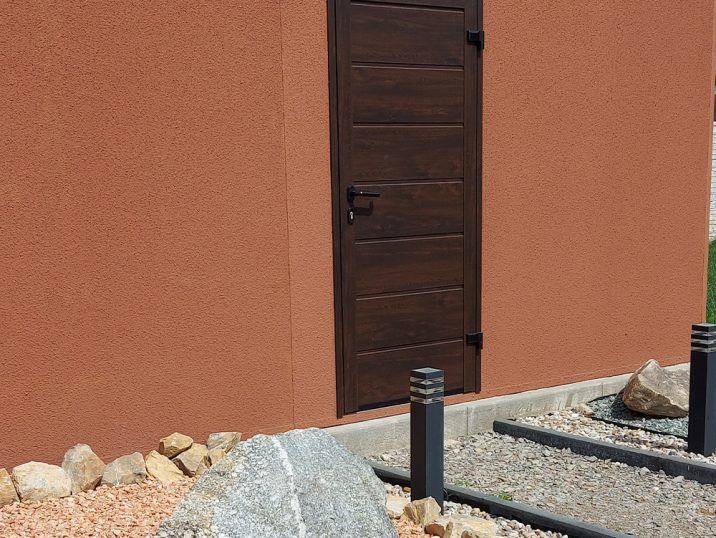 Hnedé dvere na garáži