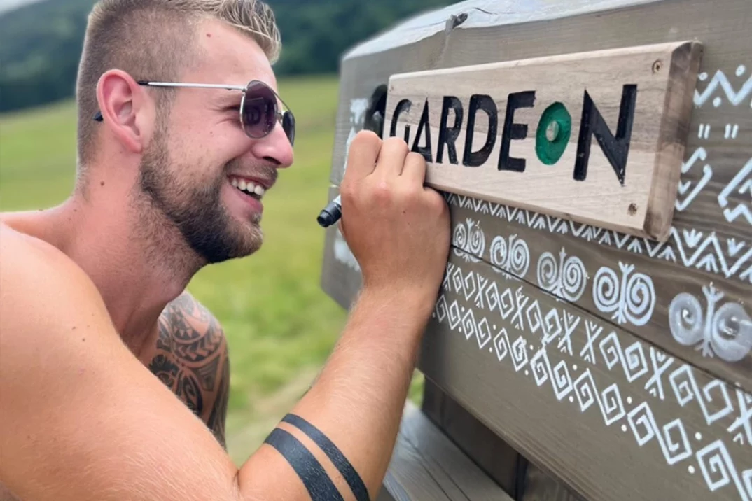 GARDEON nápis na lavičke