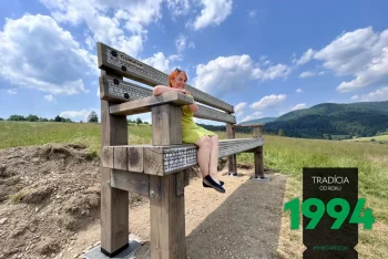 Starostka sedí na lavičke