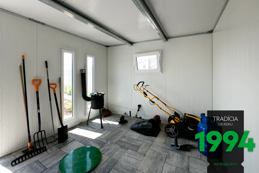 Kosačka a náradie v domčeku