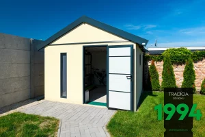 Otvoren&eacute; dvere na z&aacute;hradnom domčeku so sedlovou strechou