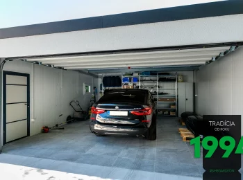 Auto v garáži s izolovanými stenami a stropom