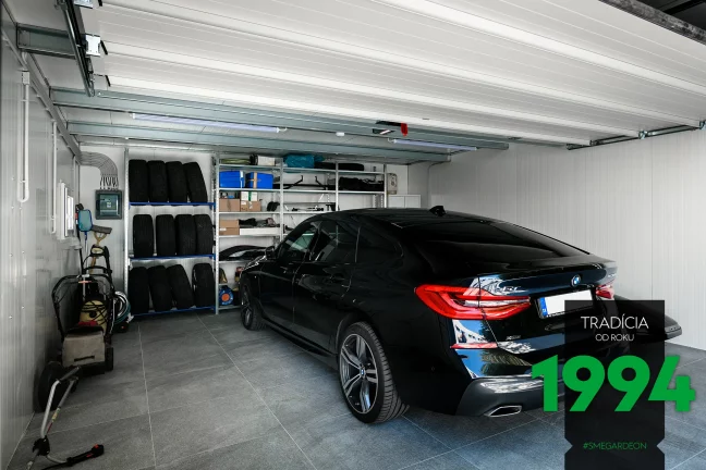 Luxusné auto v garáži GARDEON