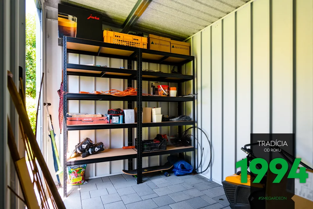 Regále v domčeku