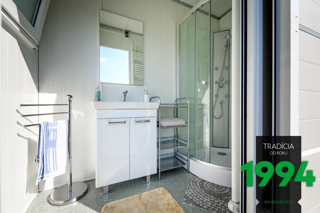 Sprchový kút s umývadlom v domčeku