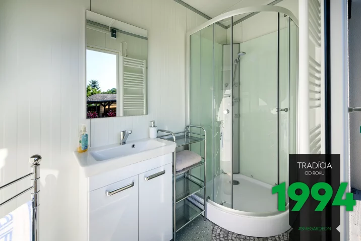 Sprchový kút s umývadlom v domčeku