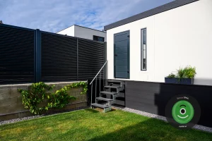 Schody do gar&aacute;že