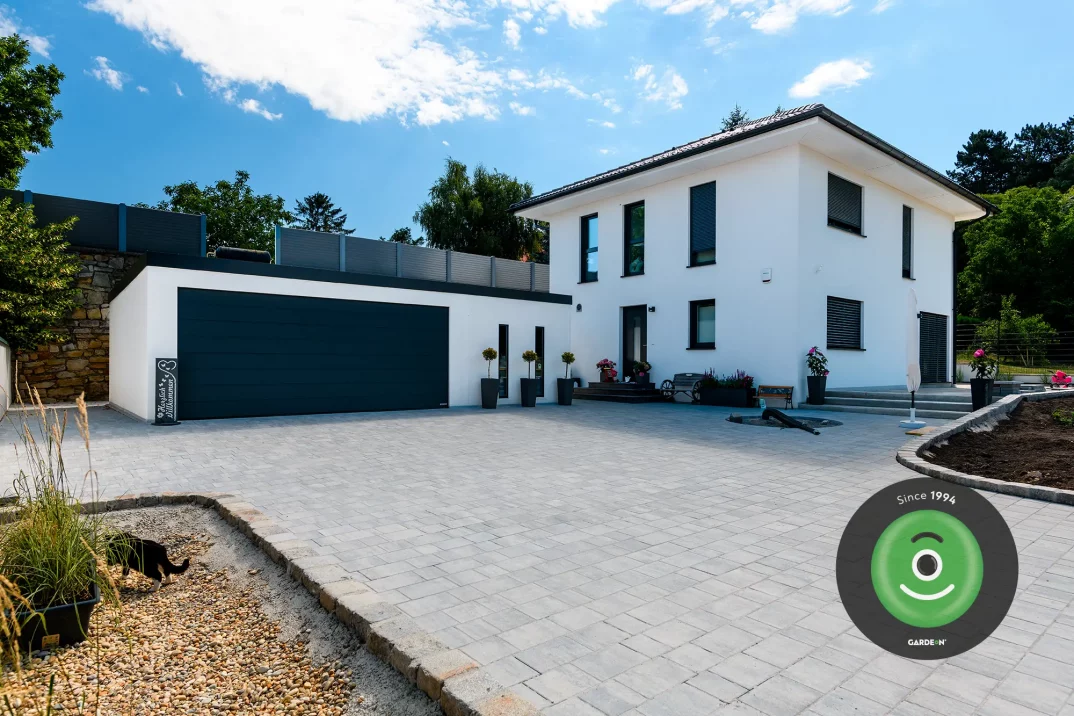 Garáž pre dve autá pri dome