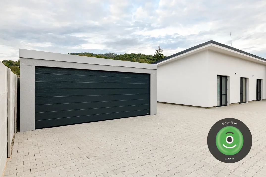 Dvojgaráž pri dome