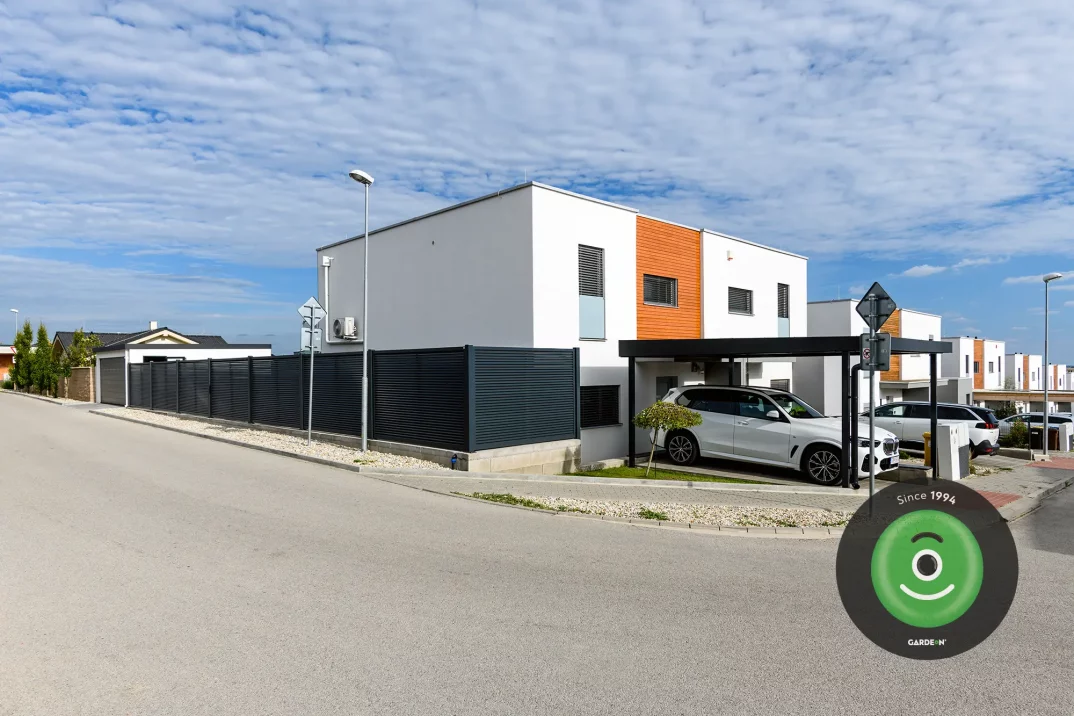 Prístrešok pre jedno auto pri radovej zástavbe