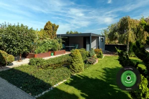 Domček s pr&iacute;stre&scaron;kom na z&aacute;hrade