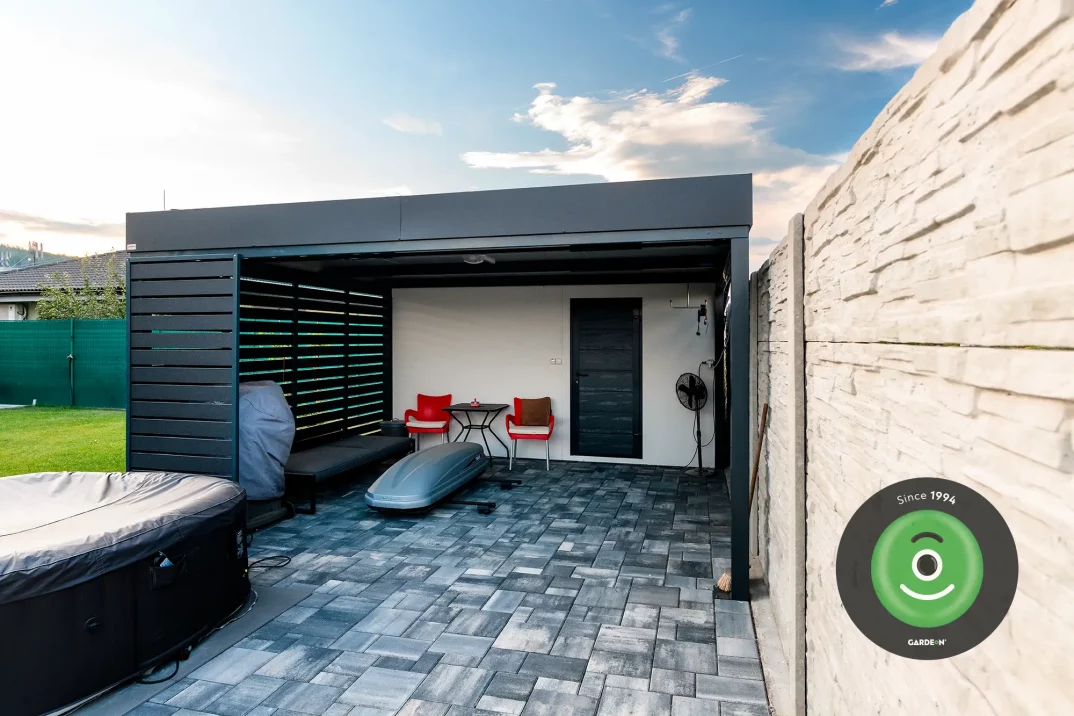 Posedenie pod pergolou a odkladací priestor