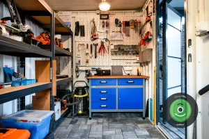 Náradie s ponkom v domčeku