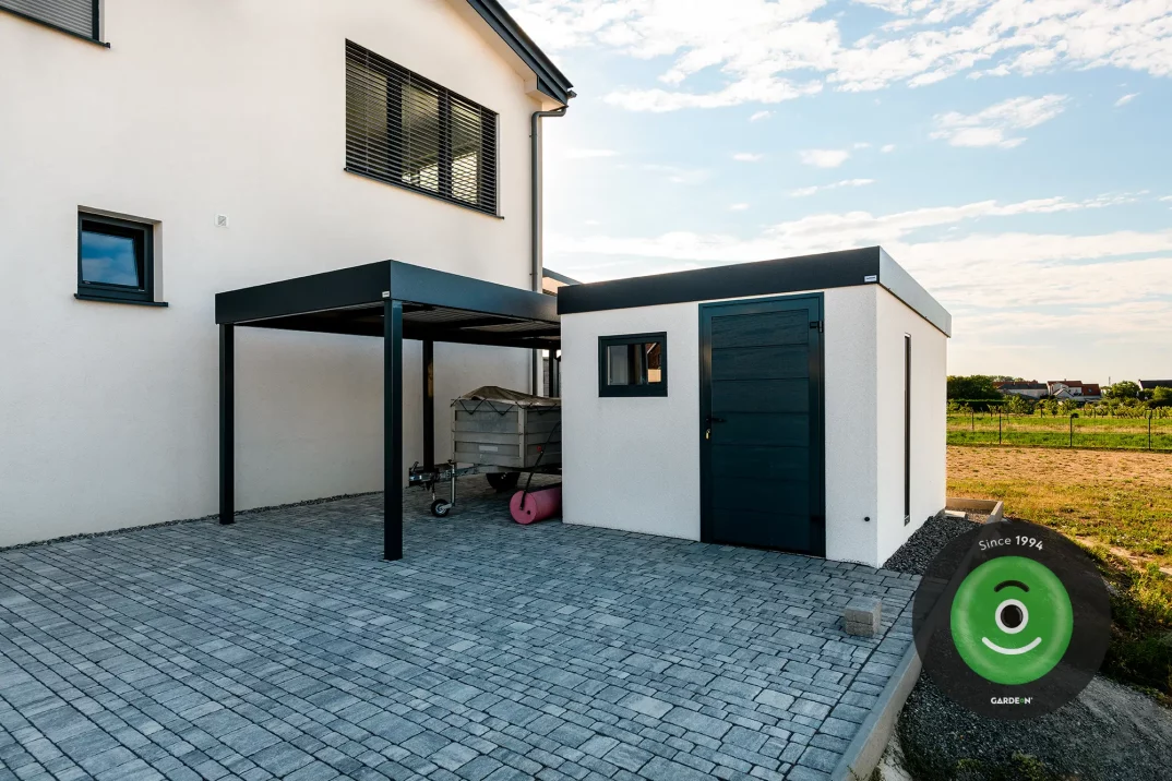 Domček a prístrešok pri dome