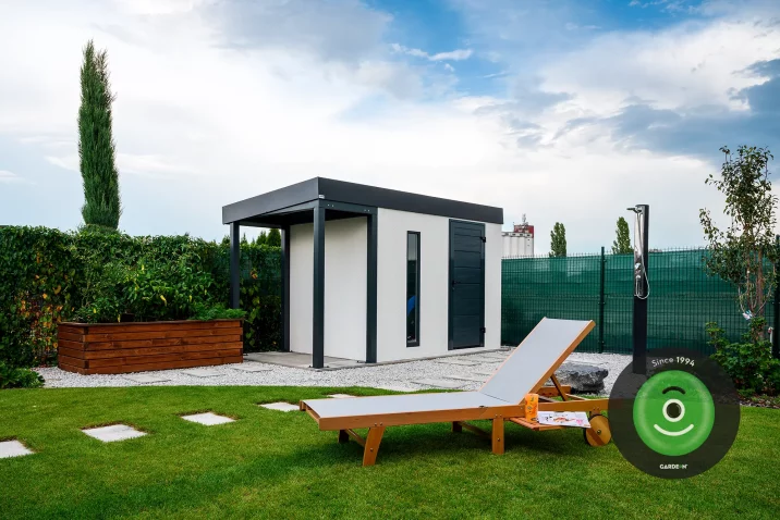 Domček na záhrade s lehátkom