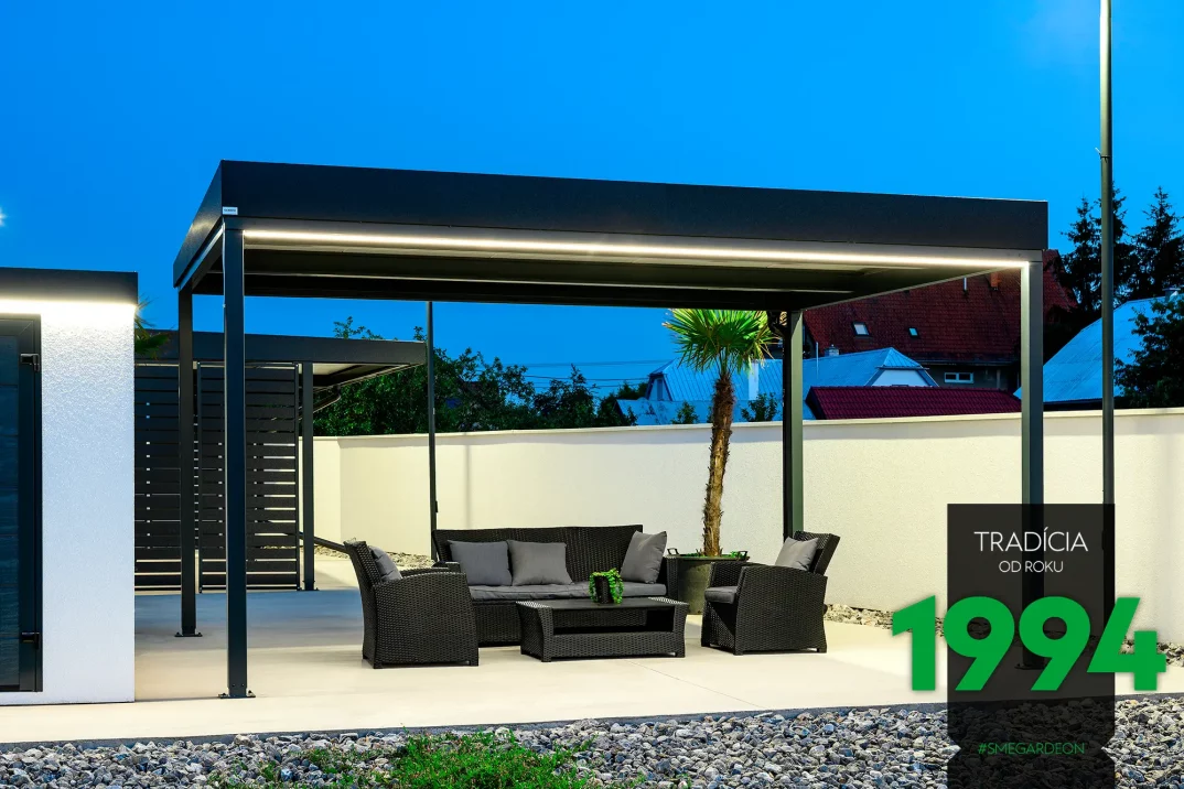 Posedenie pod pergolou večer