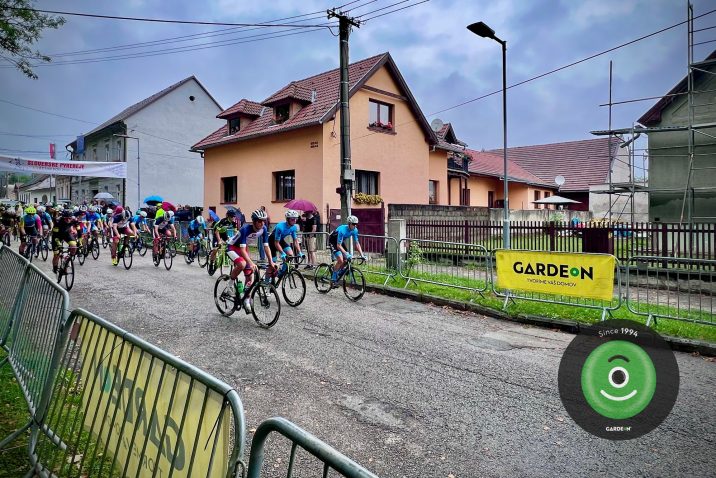 gardeon cyklisti v popredí