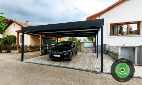 Auto Škoda pod prístreškom