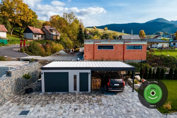 Strecha garáže s prístreškom.