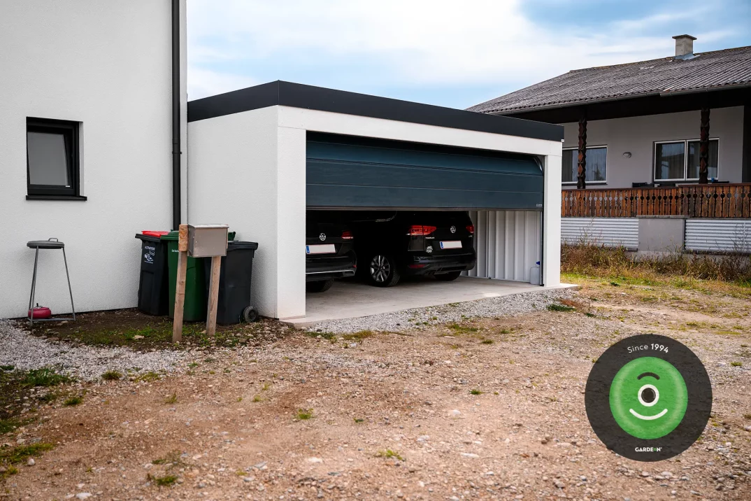 Otvorená brána na garáži