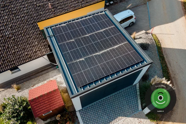 Solárne panely na streche garáže