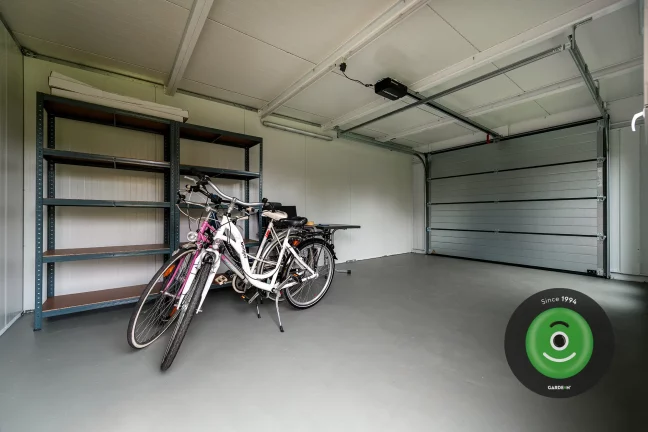 Bicykle a regály v garáži