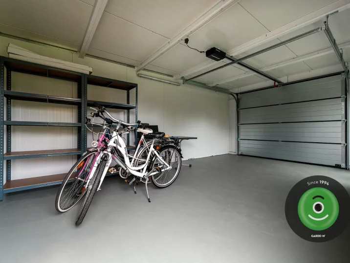 Bicykle a regály v garáži