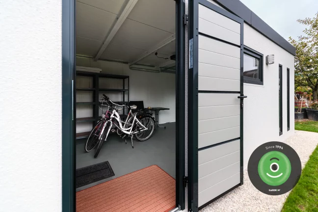 Izolované dvere na garáži a bicykle