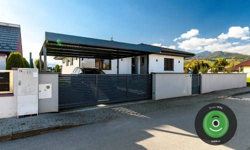 Brána a prístrešok