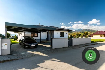 Prísrešok pre dve autá pri západe slnka