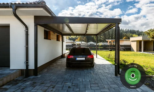 Prístrešok pre auto vedľa rodinného domu