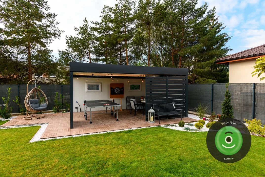 Hojdacie kreslo s lavičkou pod prístreškom