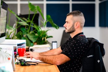 GARDEON Logistika Rastislav Matúška pri práci