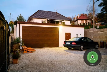 Auto stojace pred garážou Gardeon