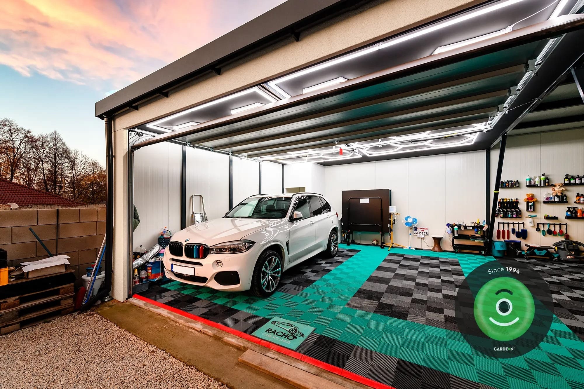 BMW v interiéri garáže Gardeon - ručná autoumyváreň