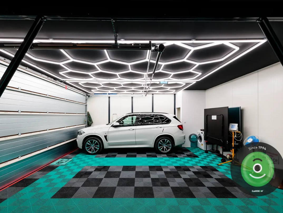 Interiéri garáže Gardeon - ručná autoumyváreň, vyplnená podlaha a dizajnové svetlá